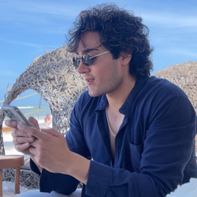 Fundador de Horizen revisando su dashboard desde la playa, celular en mano